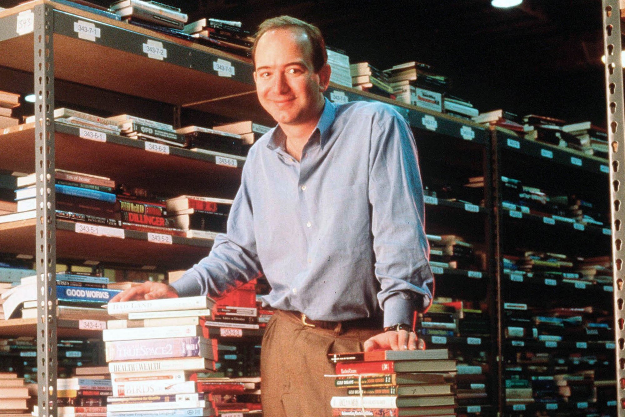 Jeff Bezos đã đưa hạng mục Spotlight gồm những cuốn sách được yêu thích nhất vào trang chủ đầu tiên của Amazon