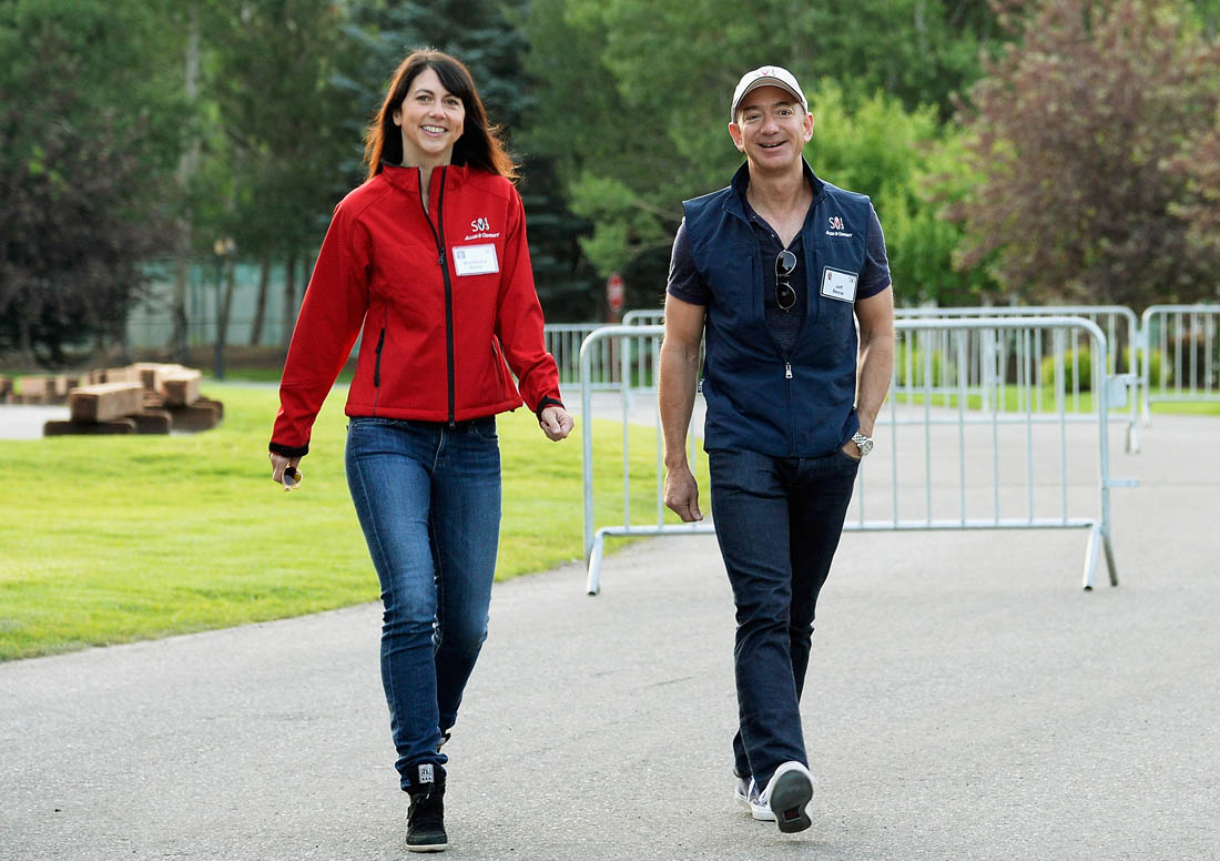 Jeff Bezos và vợ Mackenzie Bezos đã cùng nhau gây dựng Amazon từ những ngày đầu tiên