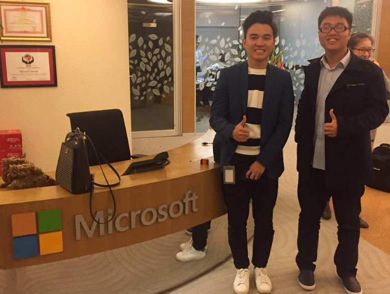 Tư (bên phải) trong chuyến thăm Văn phòng Microsoft Việt Nam tại Hà Nội