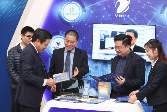 Chỉ trong một năm qua, Tập đoàn VNPT đã có hàng chục sản phẩm công nghệ cao Make in Vietnam đưa vào thực tế sản xuất, kinh doanh và hỗ trợ cộng đồng, tiêu biểu là ứng dụng NCOVI phòng chống COVID-19 - Ảnh: NGUYỄN KHÁNH