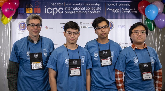 Chàng trai Việt (thứ 2 từ trái sang), thành viên đội thi đấu ICPC North American Championship 2020.