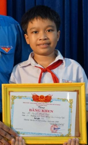 Cậu bé Minh Triết đã vượt mặt rất nhiều đàn anh khối THCS để đoạt giải nhì hội thi Tin học trẻ Quảng Ngãi 2018.