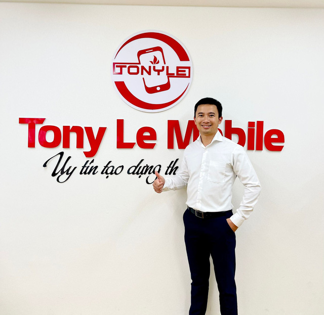 Anh Lê Trung Hiếu được biết đến là CEO của Tony Le Mobile, công ty chuyên kinh doanh các sản phẩm điện tử, điện thoại và mạng viễn thông tại Nhật Bản.