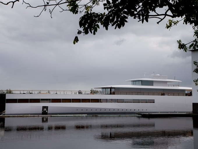 Cố CEO Apple, Steve Jobs, cũng có một chiếc du thuyền mang tên Venus dài 78 mét và có giá 130 triệu USD. Khi ông qua đời vào năm 2011, Venus được vợ ông, bà Laurene Powell Jobs thừa kế.