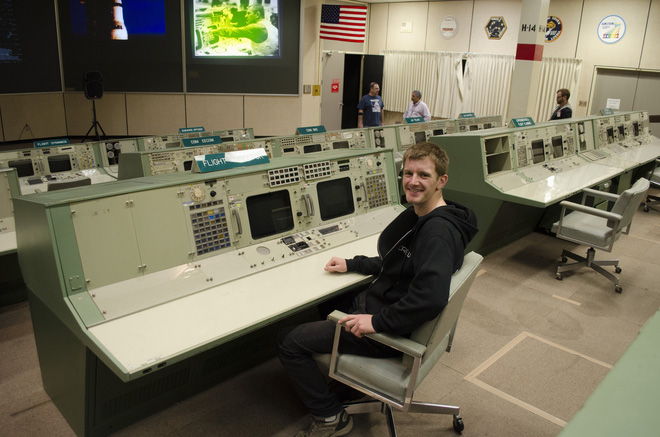 Để giải quyết vấn đề “không kinh nghiệm”, anh tìm tới những bậc thầy làm game. Người đầu tiên mà Nick Pearce liên hệ là Alex Goss, người vừa dựng thành công chương trình thực tế ảo (VR) giả lập hoạt động lơ lửng ở không gian ngoài tàu vũ trụ. Suốt 4 năm trước khi anh Goss cộng tác với Nick Pearce, anh đã một mình thực hiện dự án đáng lẽ cần tới một đội để làm. Dự án với NASA là minh chứng cho thấy tài năng của lập trình viên Alex Goss cao cỡ nào.