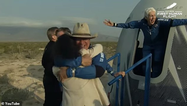 Jeff Bezos (đội mũ) ăn mừng sau chuyến đi thành công trên tàu New Shepard của Blue Origin ngày 20 tháng 7 năm 2021. Các phi hành gia còn lại cũng vui mừng, ôm hôn người thân.